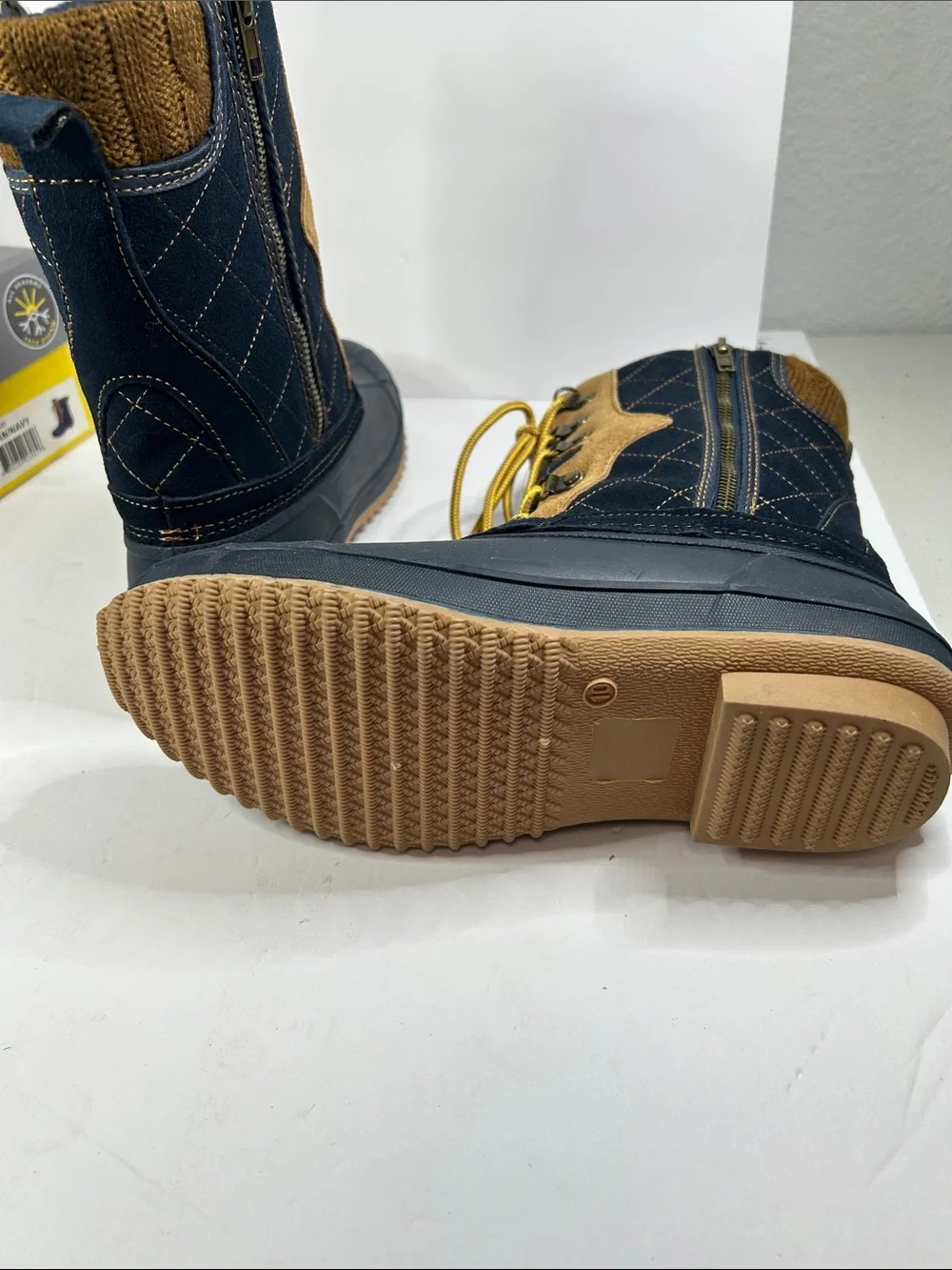 New in box duck boots Khombu size 10 dolly tan navy waterproof